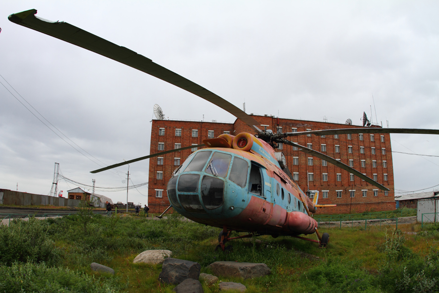 памятник вертолёту Ми-8 в Хатанге